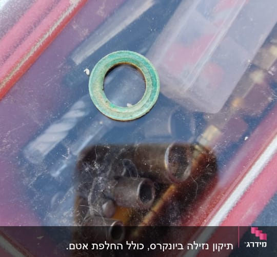 חלקי מתכת וכלים בתוך קופסה שקופה